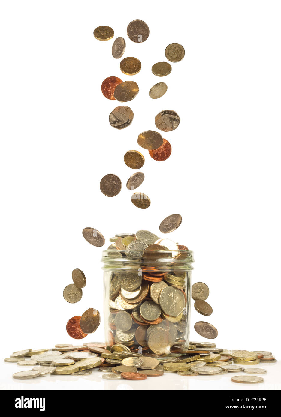 Großbritannien Währung fallen in ein Gefäß Einsparungen Stockfoto