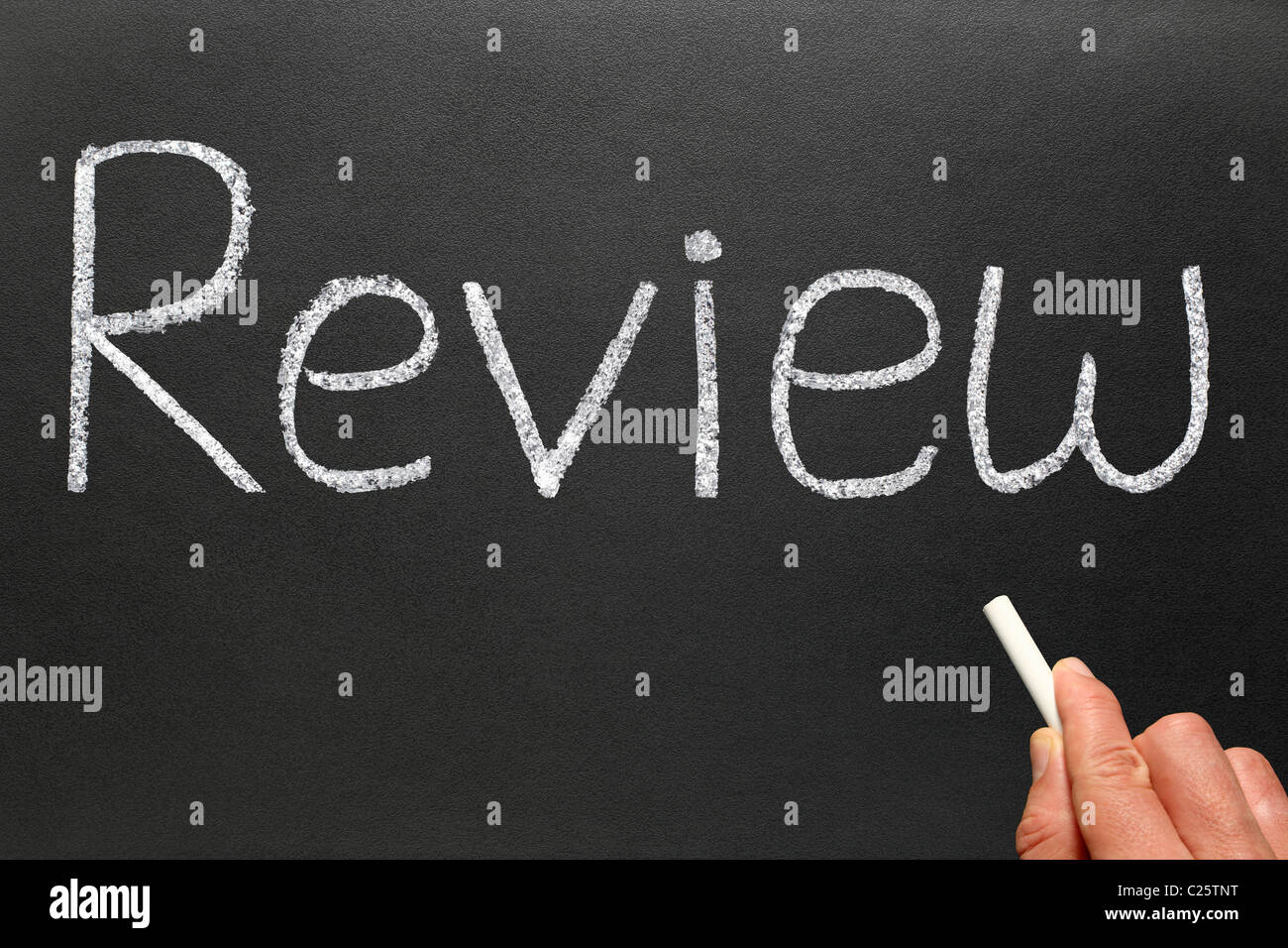 Kritik mit weißer Kreide auf eine Tafel zu schreiben. Stockfoto