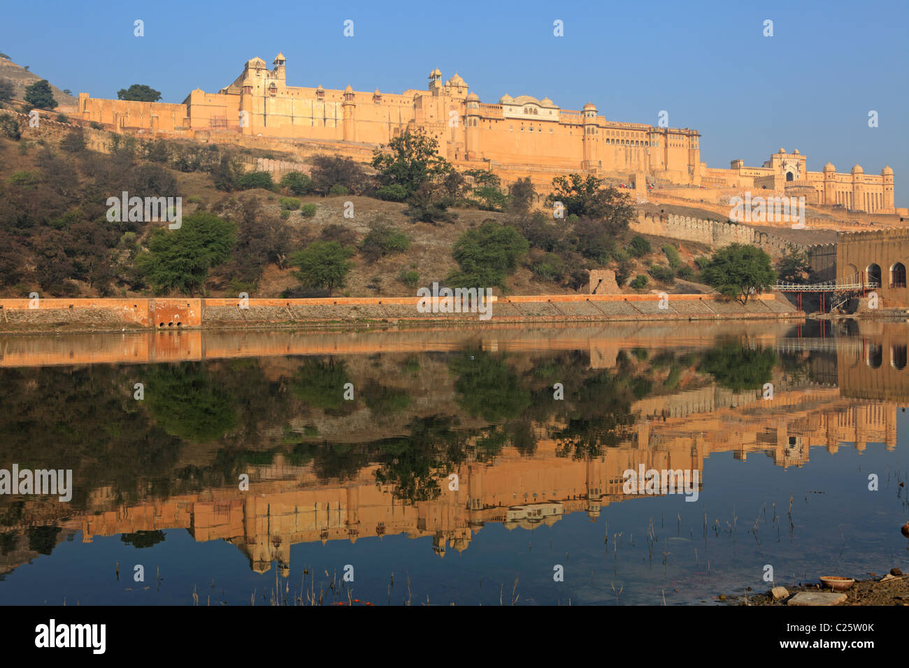 Das Amber Fort spiegelt sich in den Maotha-See, Jaipur, Indien Stockfoto