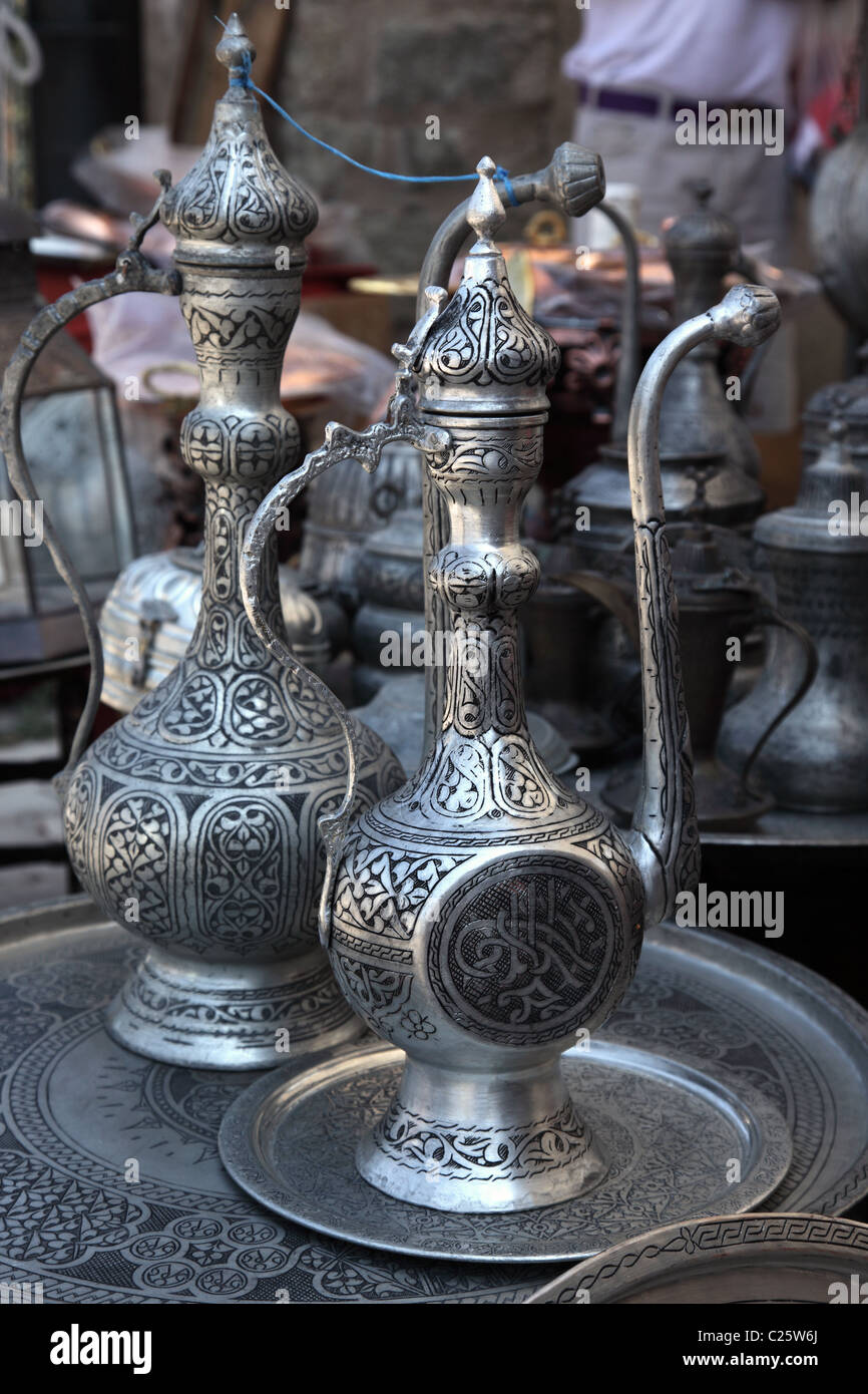 Nahaufnahme türkischer Kaffeekannen zum Verkauf in Yalikavak Market, Bodrum Peninsula, Türkei Stockfoto