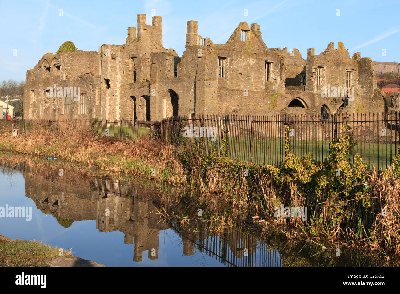 Neath Abtei neben Neath Kanal, Neath, South Wales Stockfoto