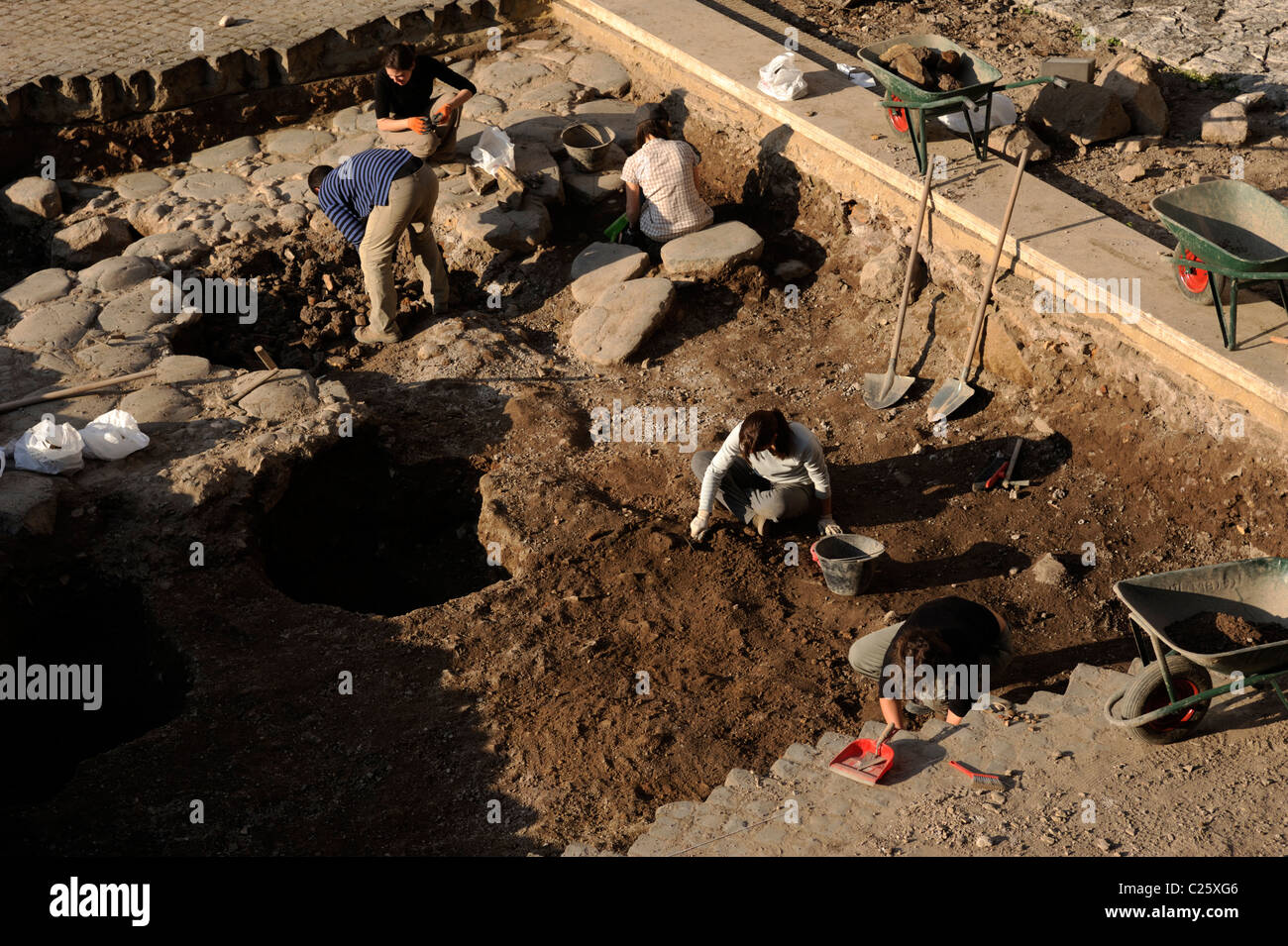 Italien, Rom, archäologische Ausgrabung im Forum Boarium, Archäologen arbeiten Stockfoto