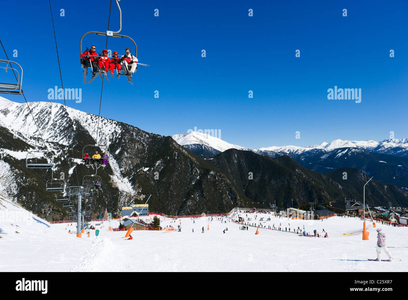 Sessellift und Blick nach unten die Pisten am Comallempla, Arinsal, Vallnord Ski Area, Andorra Stockfoto