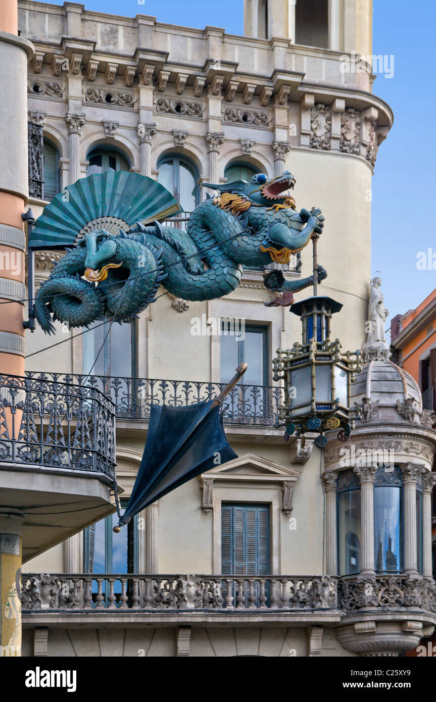 Skulptur eines Drachen auf der Seite der Casa Quadros aufbauend auf La Rambla, Barcelona, Katalonien, Spanien Stockfoto