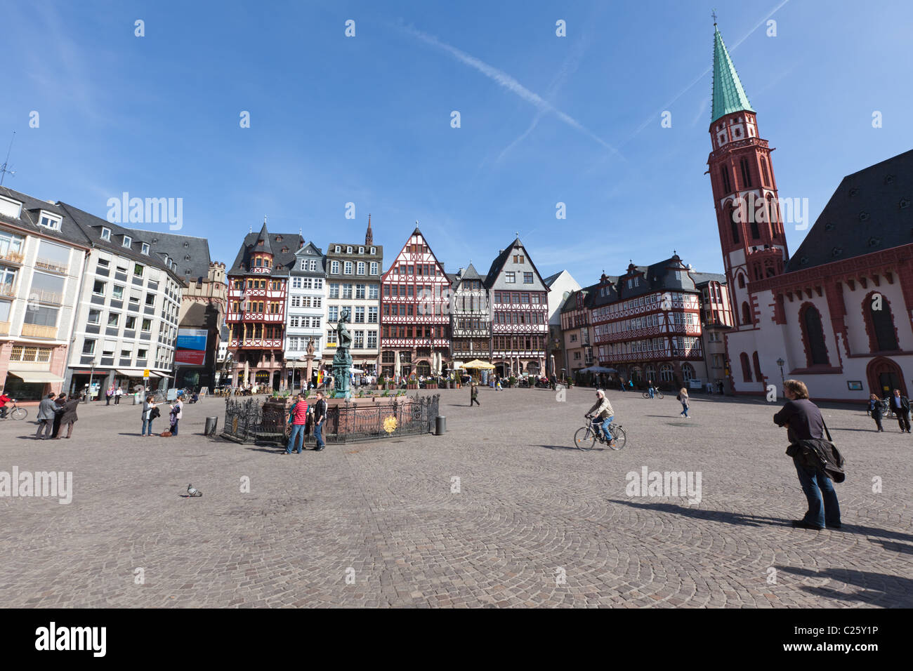 Eine frühe Frühling Ansicht des Frankfurter Römers (Römerberg), eines der historischeren Quadrate in der Stadt. Stockfoto