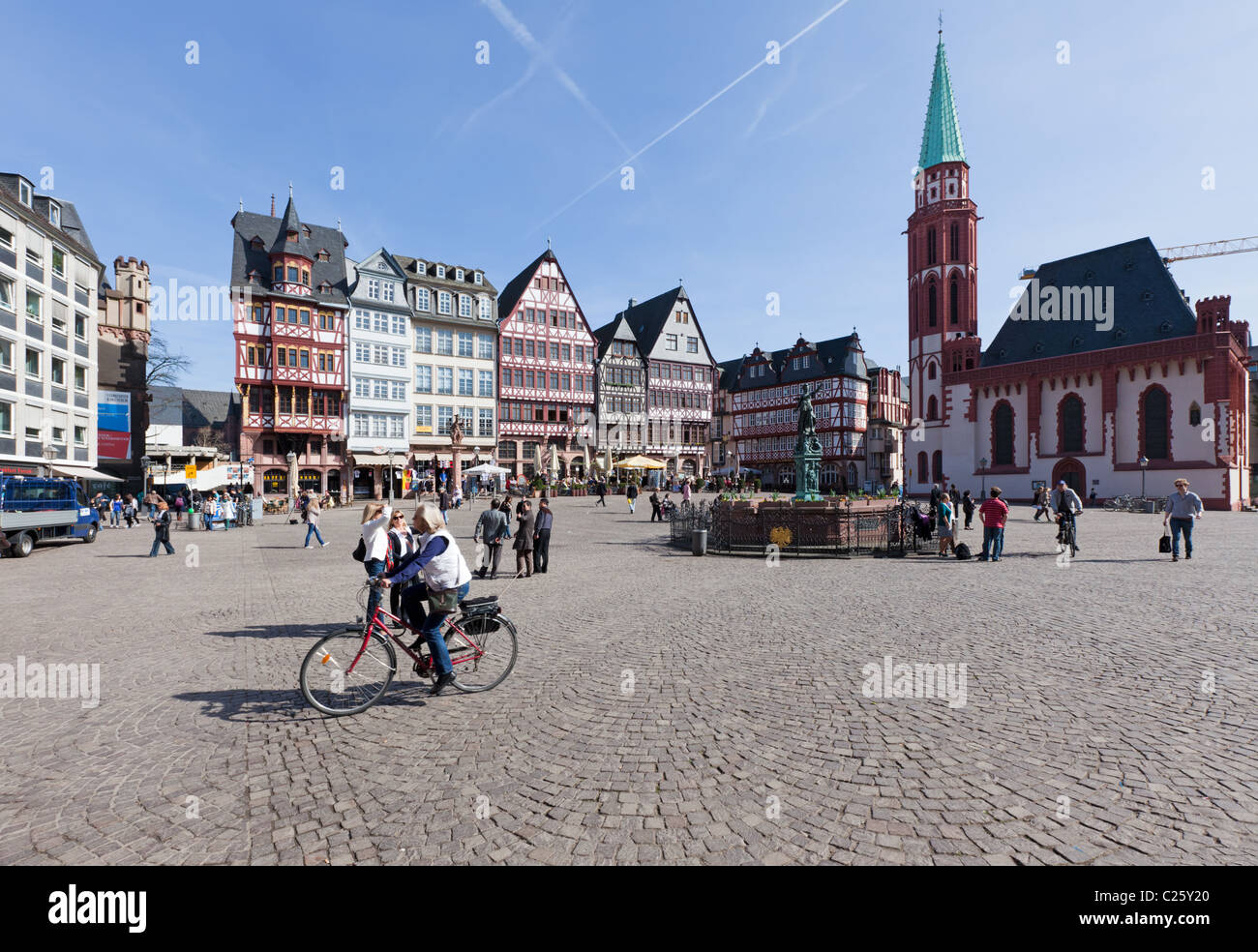 Eine frühe Frühling Ansicht des Frankfurter Römers (Römerberg), einer der historischen Platzes der Stadt. Stockfoto