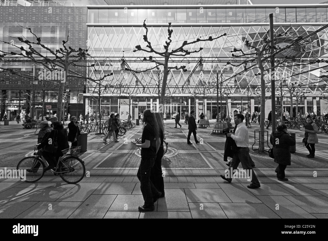 Das moderne Gesicht von der Zeil, einer der berühmtesten und belebtesten Einkaufsstraßen in Deutschland. Frankfurt. Stockfoto