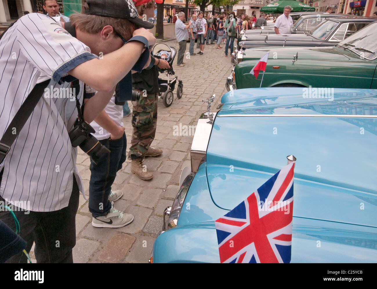 Die Bilder von The Spirit of Ecstasy Maskottchen auf Rolls-Royce mit britischen und polnischen Wimpel auf Messe in Świdnica, Polen Stockfoto