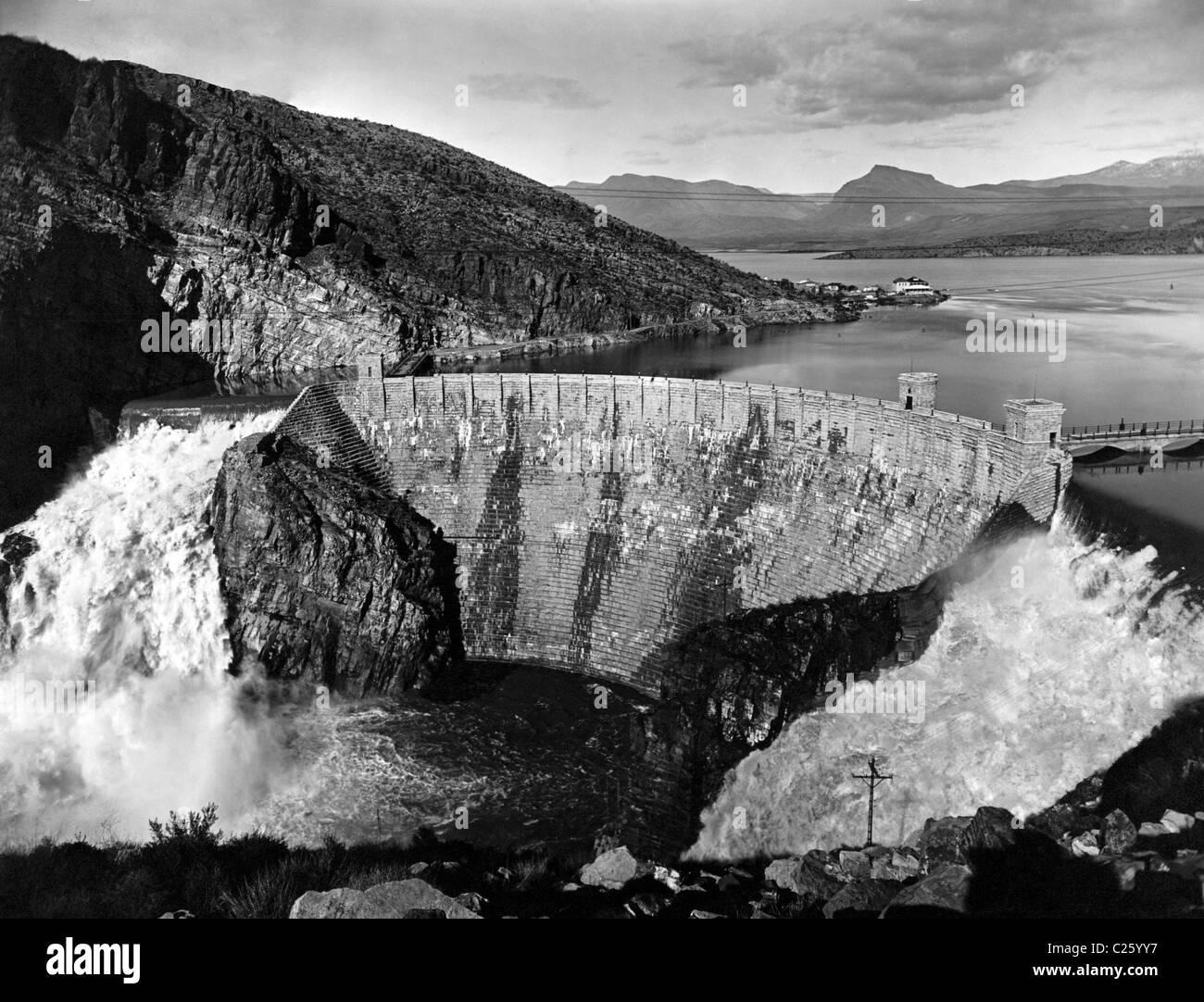 Luftbild von Roosevelt Dam und Roosevelt Lake, ca. 1916 Stockfoto