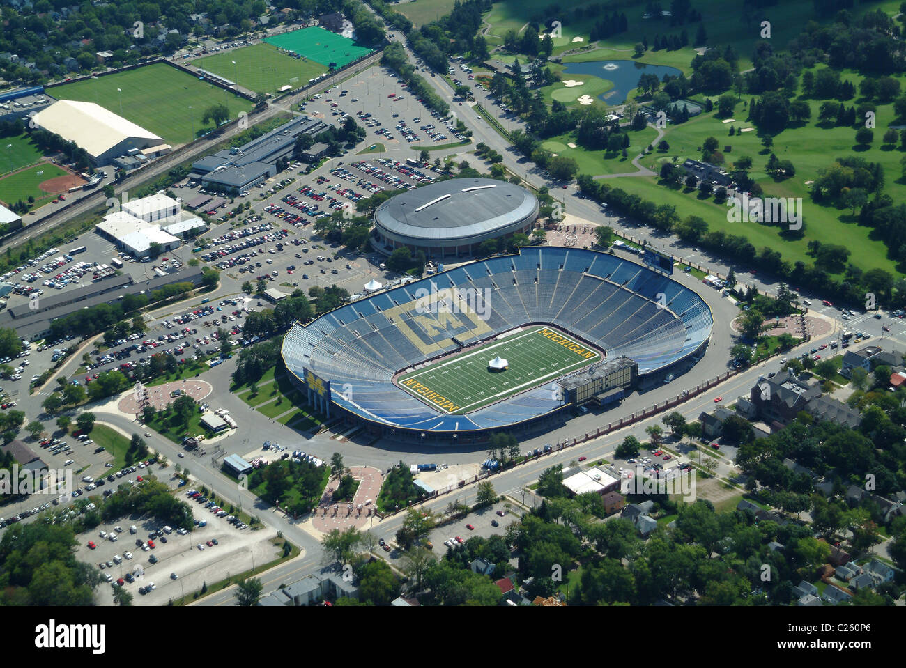 Luftaufnahme des Fußballstadions an der University of Michigan in Ann Arbor Michigan USA von Gary Bublitz/Dembinsky Photo Assoc Stockfoto