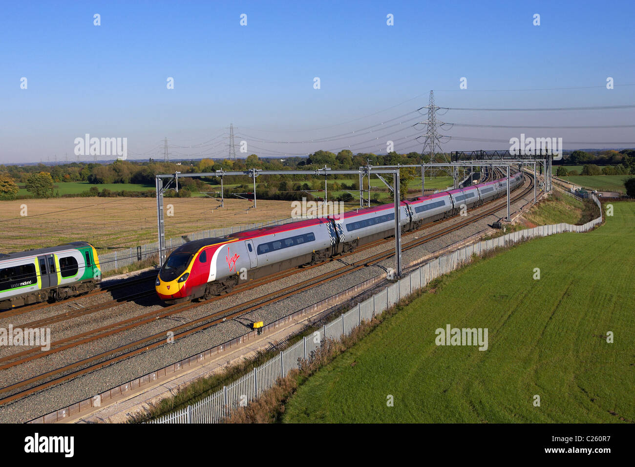 Eine Jungfrau Pendolino-Köpfe ein Glasgow gebunden Service Nord durch Litchfield Trent Vallet während einer London Midland Stopper Köpfe sout Stockfoto