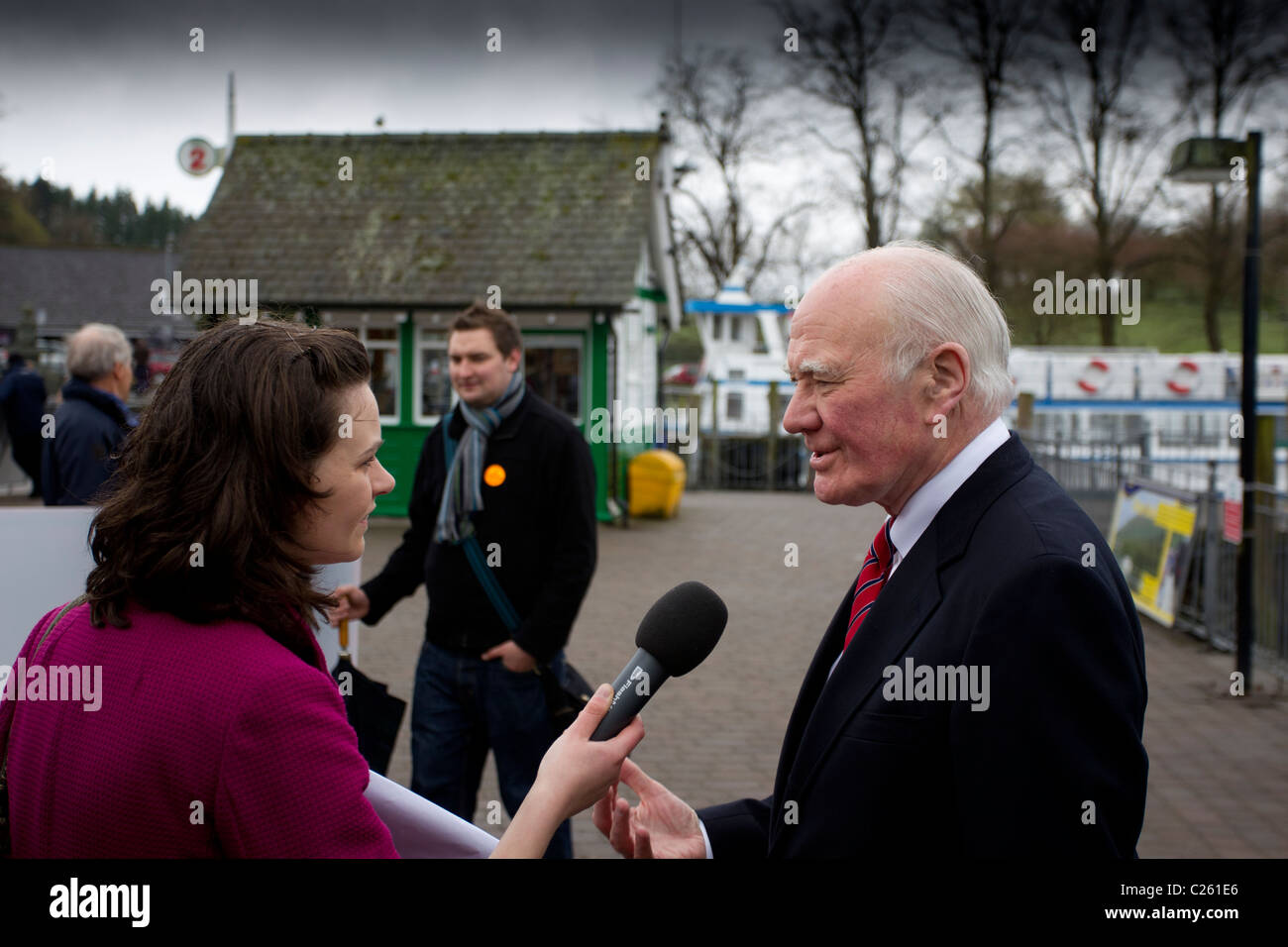 Sir Menzies (Ming) Campbell Liberal MP wird während der Wahlkampf 2010 für BBC Radio interviewt Stockfoto