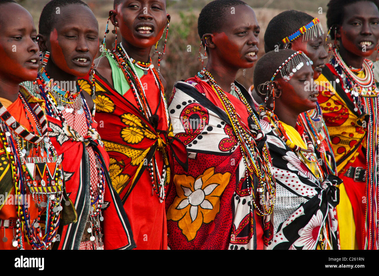 Masai Frauen tragen traditionelle Kleidung, in einem Dorf in der Nähe der  Masai Mara, Kenia, Ostafrika Stockfotografie - Alamy