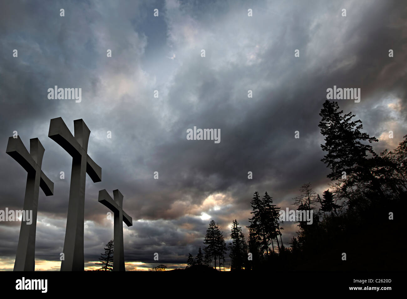 Karfreitag Ostern Kreuze Tag mit bewölktem Himmel und Bäume Hintergrund Stockfoto