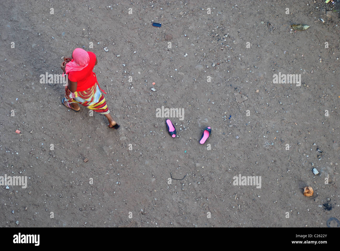 Luftaufnahme des verlassenen Schuhe in einer Straße in Abidjan, Elfenbeinküste Stockfoto