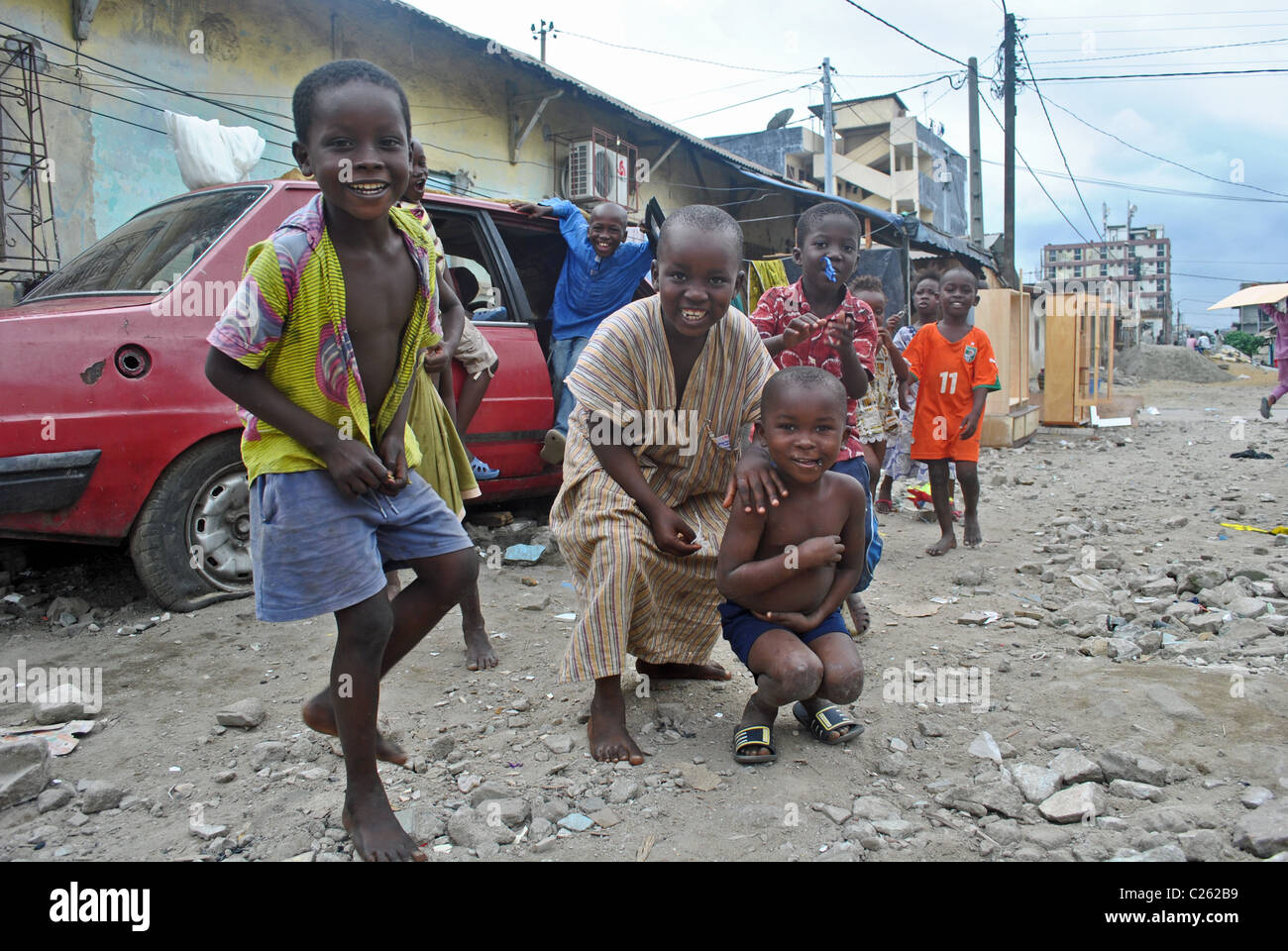 Kinder spielen im Bereich Treichville von Abidjan, Elfenbeinküste, Westafrika Stockfoto