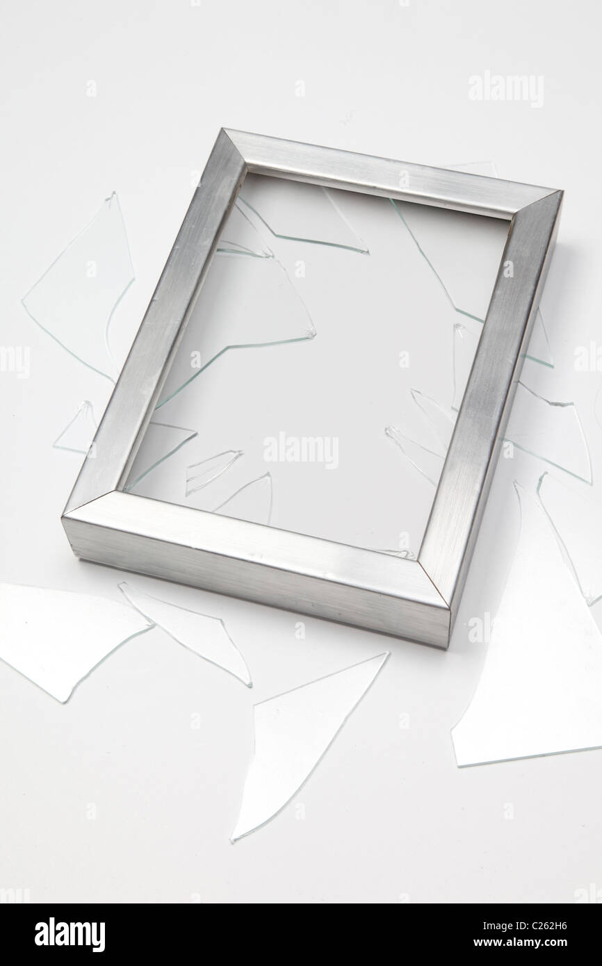 Leere silbernen Bilderrahmen mit zerbrochenen Glas gebrochen Stockfoto