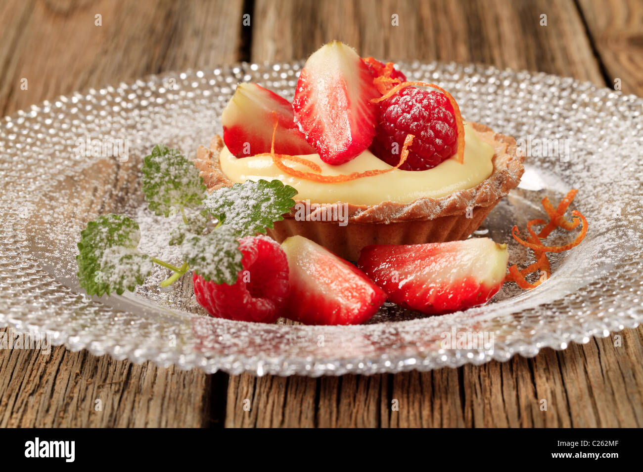 Dessert - Tarte kleine Früchte mit pudding Stockfoto