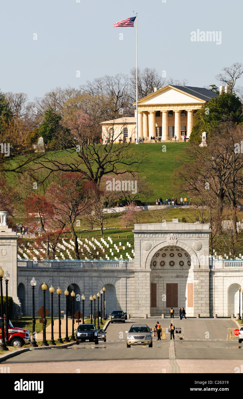 Arlington House, auch bekannt als Robert E. Lee Memorial oben auf den Hügel von Arlington National Cemetery. Die Aufnahme stammt von Memorial Bridge, Blick nach Westen. Im Vordergrund ist der Eingang des Friedhofs mit der Kennedy-Grabstätte direkt dahinter. Stockfoto