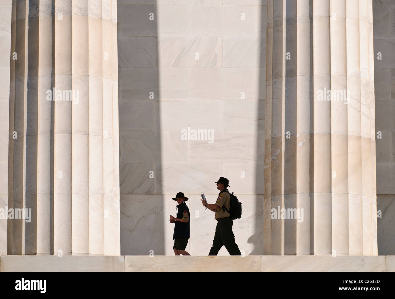 WASHINGTON DC, USA - ein pfadfinderführer und Scout werden durch die massiven Säulen in den Schatten gestellt, als sie das Lincoln Memorial am westlichen Ende der National Mall in Washington DC besuchen Stockfoto