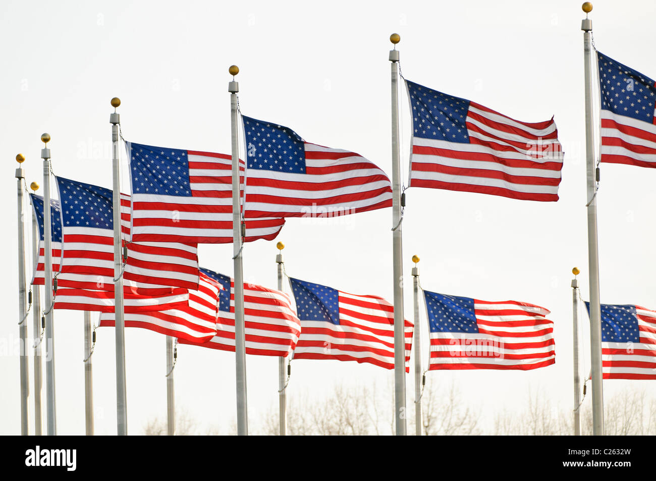 WASHINGTON, DC, USA – Ein Teil des Rings amerikanischer Flaggen, der den Fuß des Washington Monuments an der National Mall umgibt. Die Flaggen bilden eine patriotische Darstellung um den legendären Obelisken und symbolisieren den nationalen Stolz und die Einheit im Herzen der Hauptstadt der Nation. Stockfoto