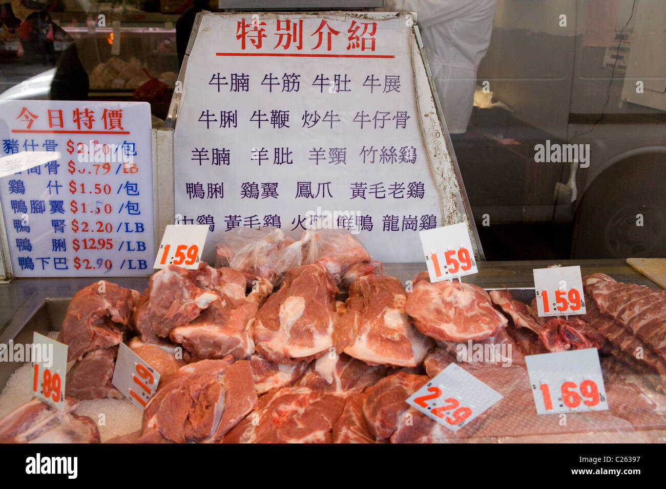 Ein Blick durch eine Metzgerei in Chinatown - San Francisco, Kalifornien, USA Stockfoto
