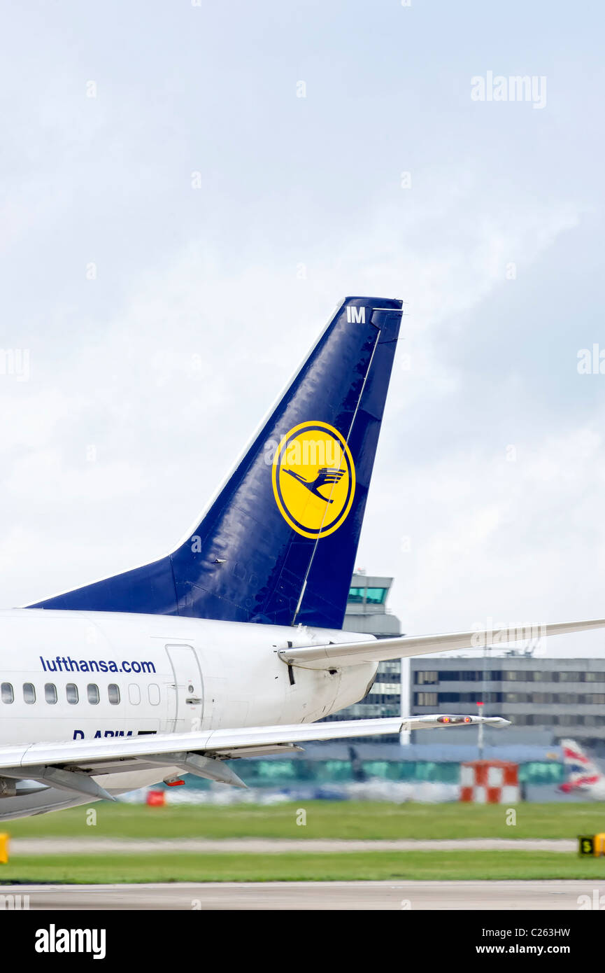 Schwanzflosse eines Lufthansa-Flugzeugs Vorbereitung auf ausziehen Stockfoto