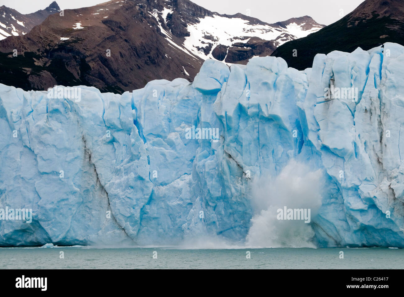 Eis vom Perito-Moreno-Gletscher, der Lago Argentino, der Parque Nacional Los Glaciares, der Provinz Santa Cruz fallen, Stockfoto