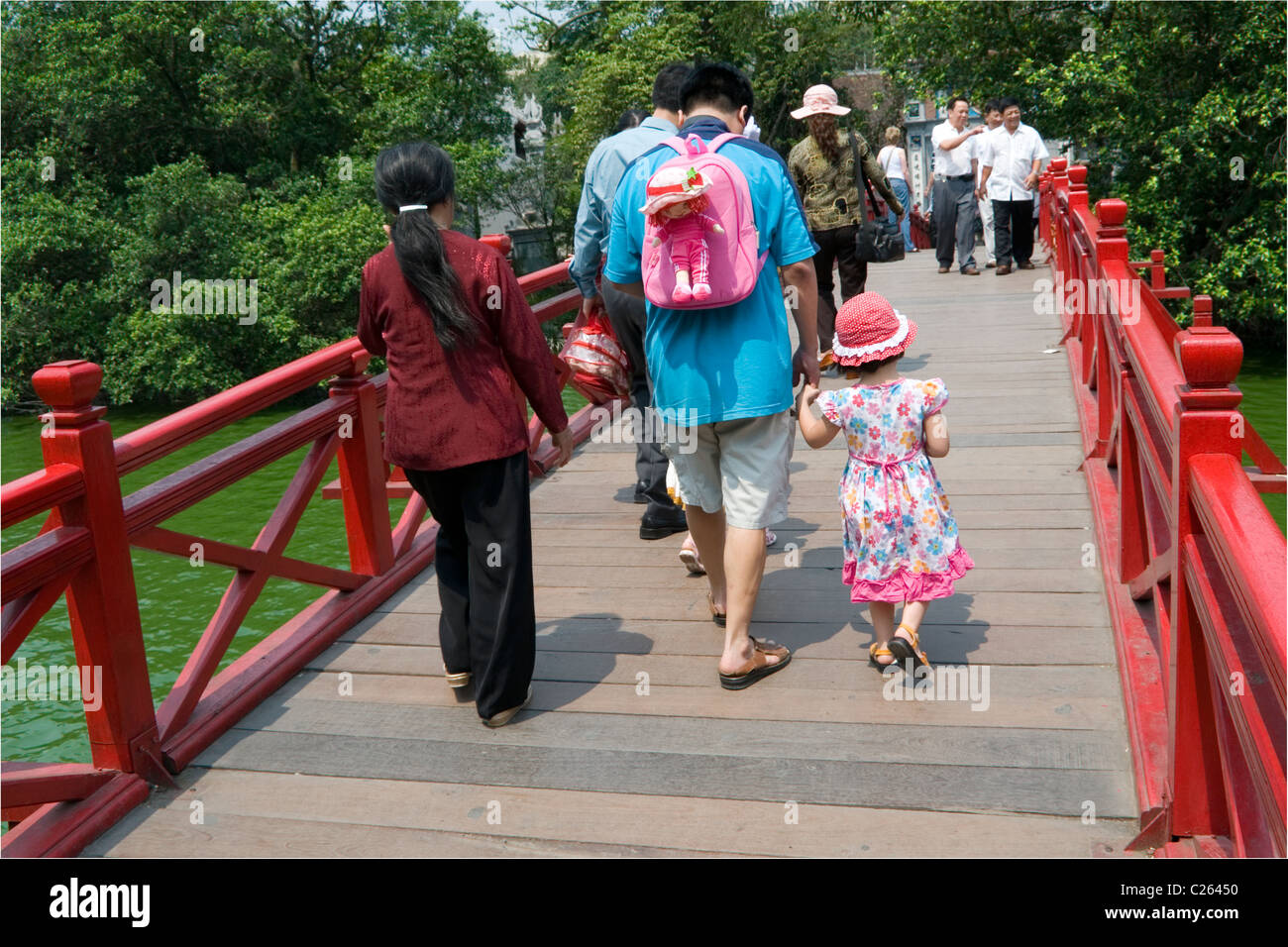 Familie der Brücke Quan Thanh Tempel auf Truc Bach See in Hanoi, Vietnam. Stockfoto