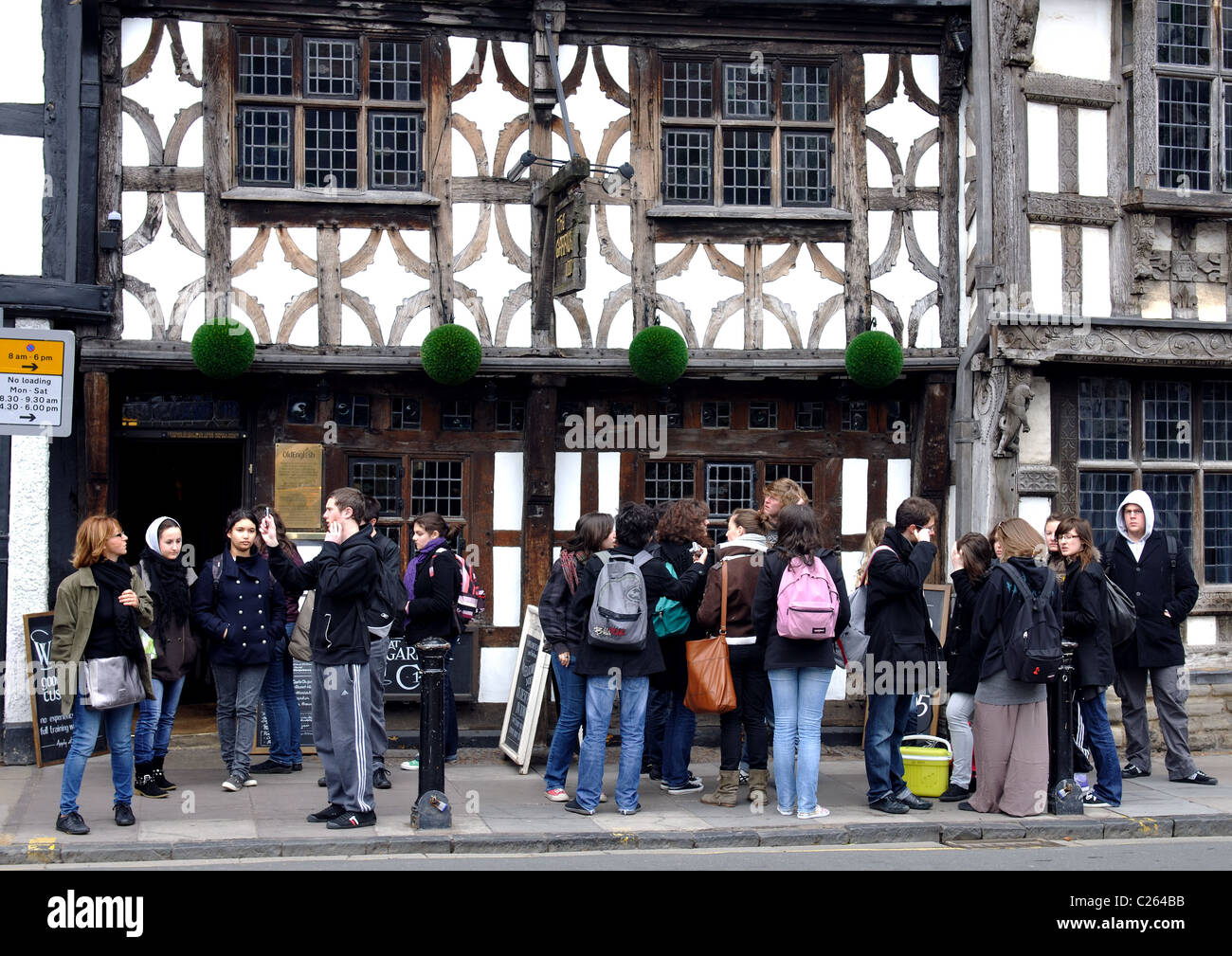 Ausländische Studenten in Stratford-upon-Avon Stadtzentrum, Warwickshire, UK Stockfoto