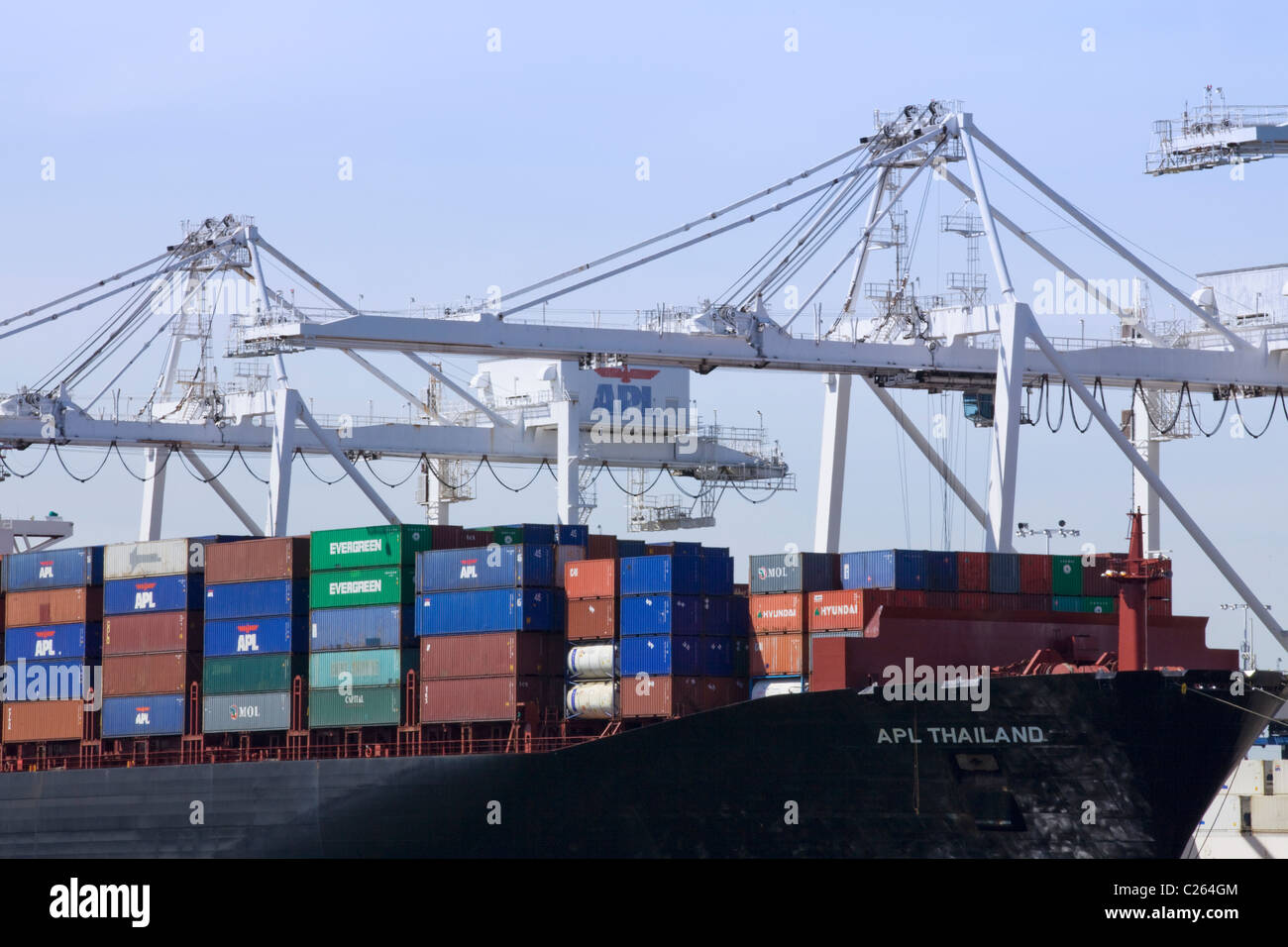 Container verladen auf Schiff Stockfoto