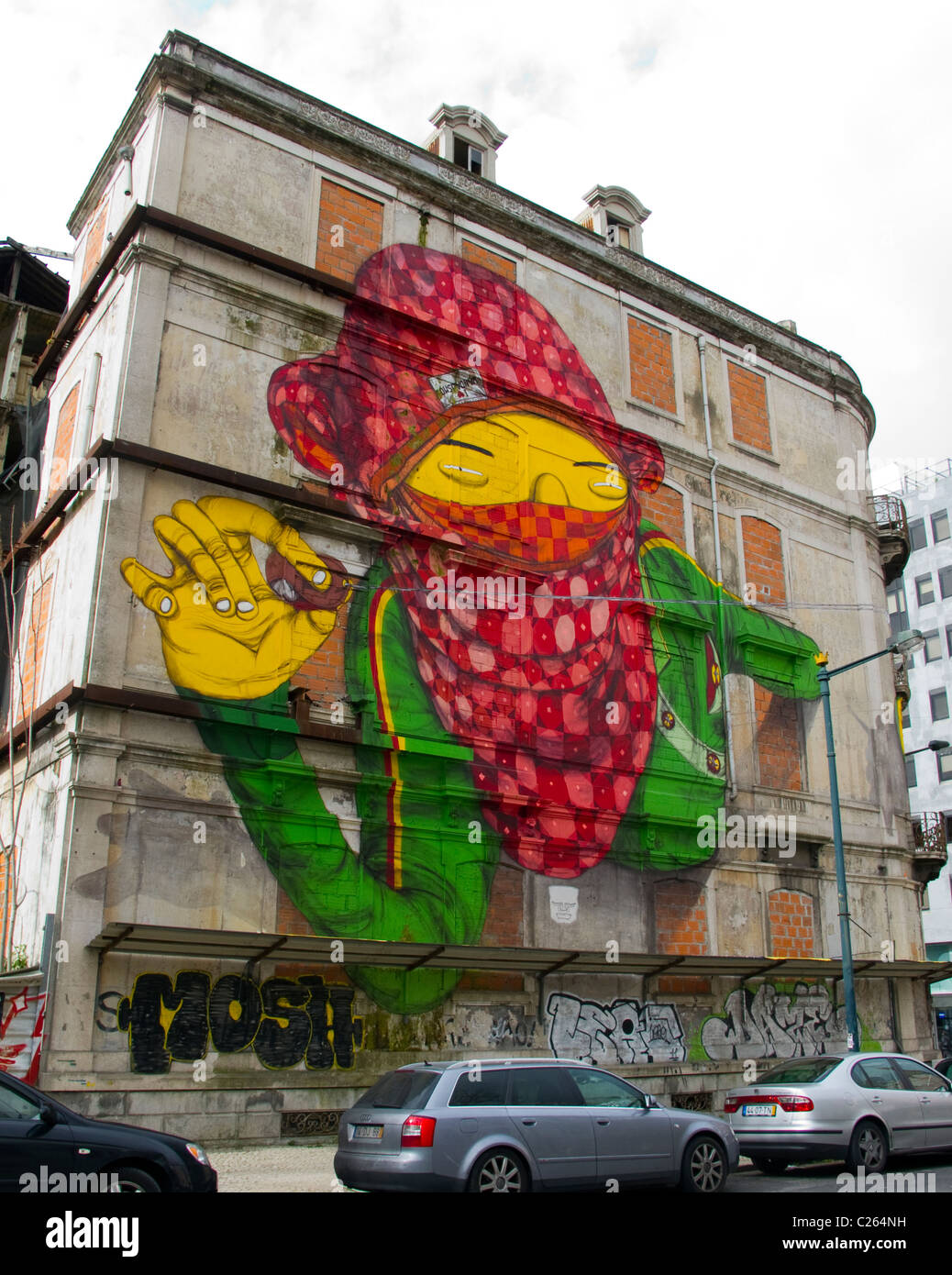 Street Art und Graffiti auf ungenutzte Gebäude in der portugiesischen Hauptstadt Lissabon Stockfoto
