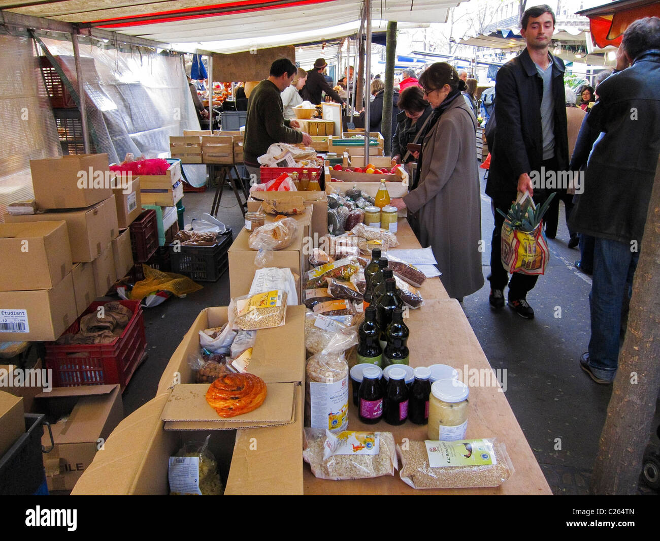 Paris, Frankreich, Franzosen Einkaufen in Bio-Lebensmitteln, Bauernmarkt, Einzelhandel Street Vendor, Lokale Produkte, nachhaltige Investierung Stockfoto