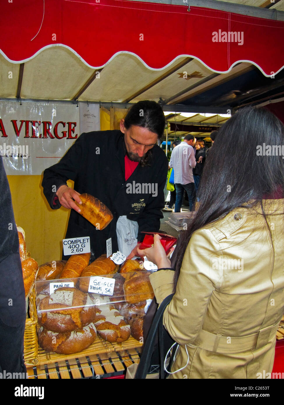 Paris, Frankreich, Frau, die Brot kauft, Einkaufen in Bio-Lebensmitteln, Bauernmarkt, französische Bäckerei Stall, 'Au Moulin de la Vierge' Street Vendor, Bäckerei Counter frankreich Stockfoto