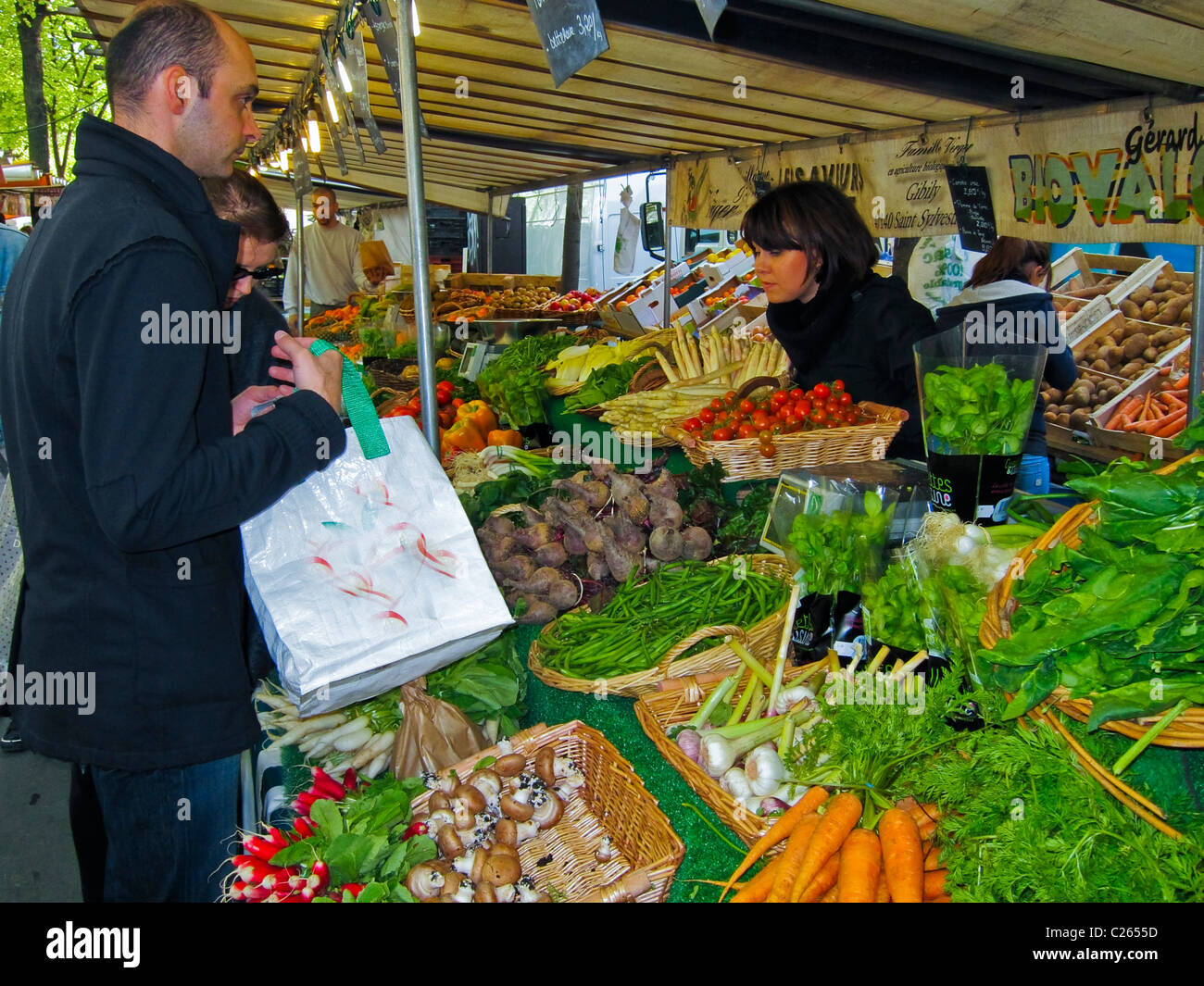 Paris, Frankreich, Menschen, die in Bio-Lebensmitteln einkaufen, Bauernmarkt, Lebensmittelpreise, authentischer französischer Lebensstil, nachhaltiges Wirtschaften, Stockfoto