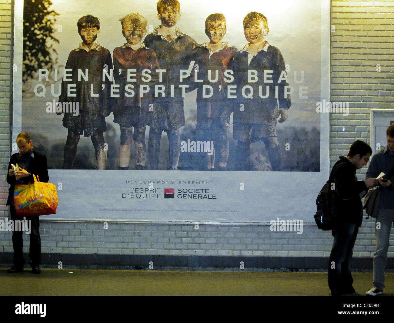 Paris, Frankreich, Französisch Werbeplakate an der Wand in Metro U-Bahn-Station Wand, für 'Societe Generale' Banque kommerzielle U-Bahn-Anzeige, Billboard Menschen, U-Bahn-Station Werbung Stockfoto