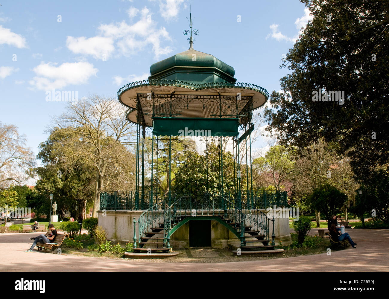 Schmiede-eisernen Musikpavillon aus dem späten 1900er Jahren befindet sich im Jardim da Estrela, Lissabon. Stockfoto