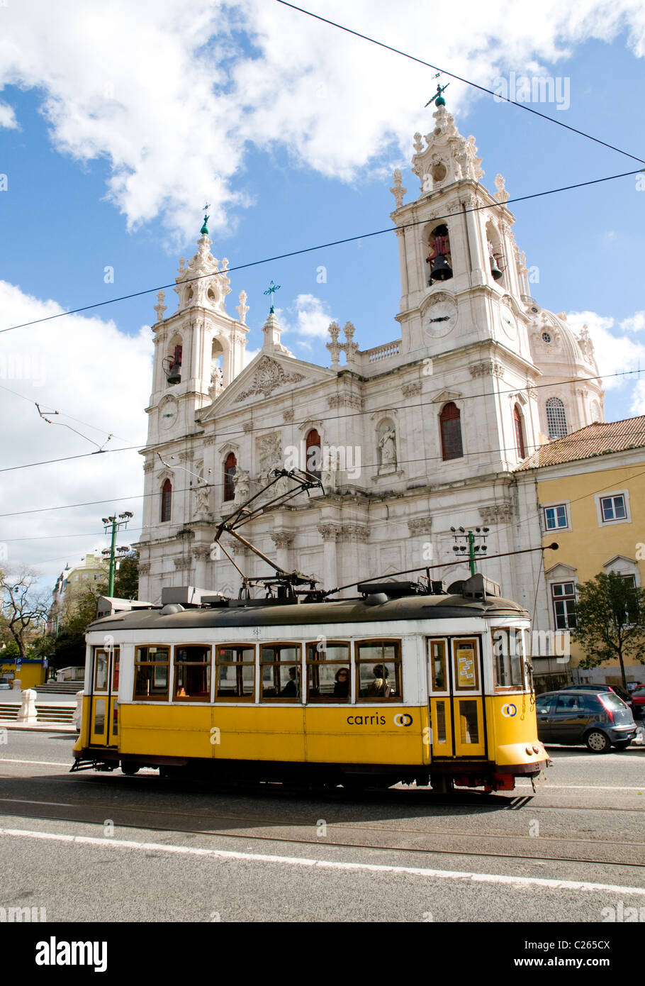 Eine Straßenbahn Lissabon zuckelt durch eine der historischen Viertel der Stadt. Stockfoto
