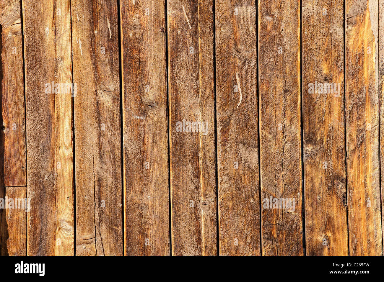 Alten verwitterten Holzplanken an der Seite einer Kabine tief in den Wald, große Texturdetails. Stockfoto