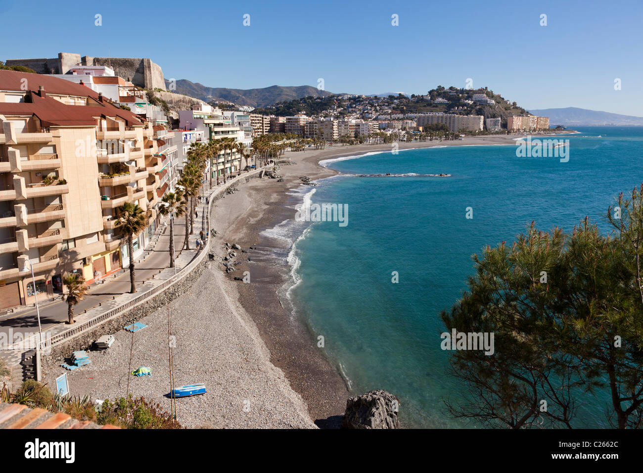 Almuñecar, Strand von la Caletilla und Puerta del Mar, Granada, Costa Del Sol, Andalusien, Andalusien, Spanien Stockfoto