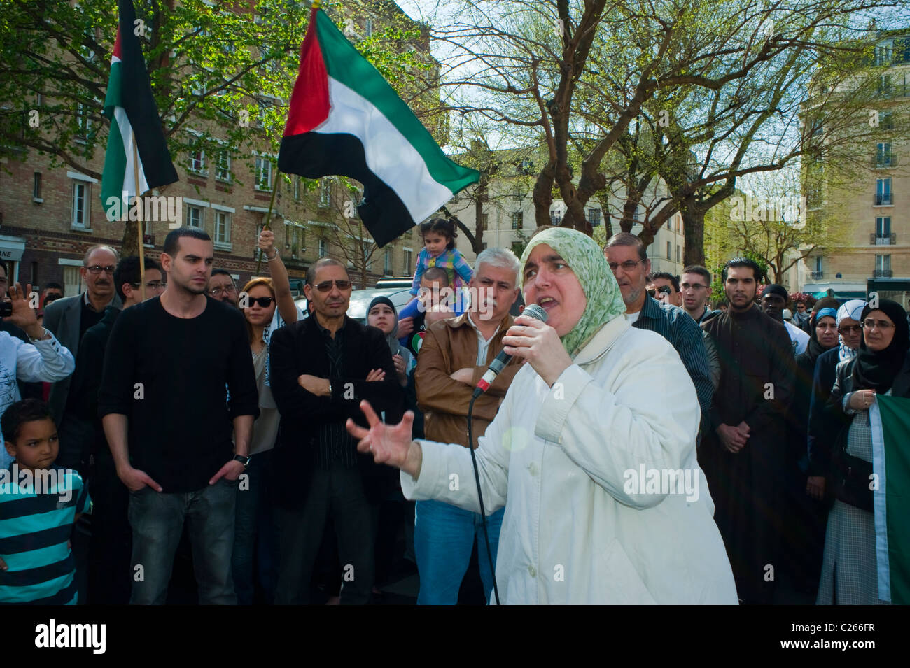 Paris, Frankreich, muslimisch verhüllte muslimische Frau mit Hijab, Kopftuch, Demonstration von Antidiskriminierung Islamophobie, Rede mit Menschenmenge auf der Straße mit Mikrofon, europa Migranten, religiöse Treffen, öffentliche Rednerin halten Vortrag, verschiedene Kulturen Religion, Frau trägt einen Hijab frankreich, öffentliche Proteste Stockfoto