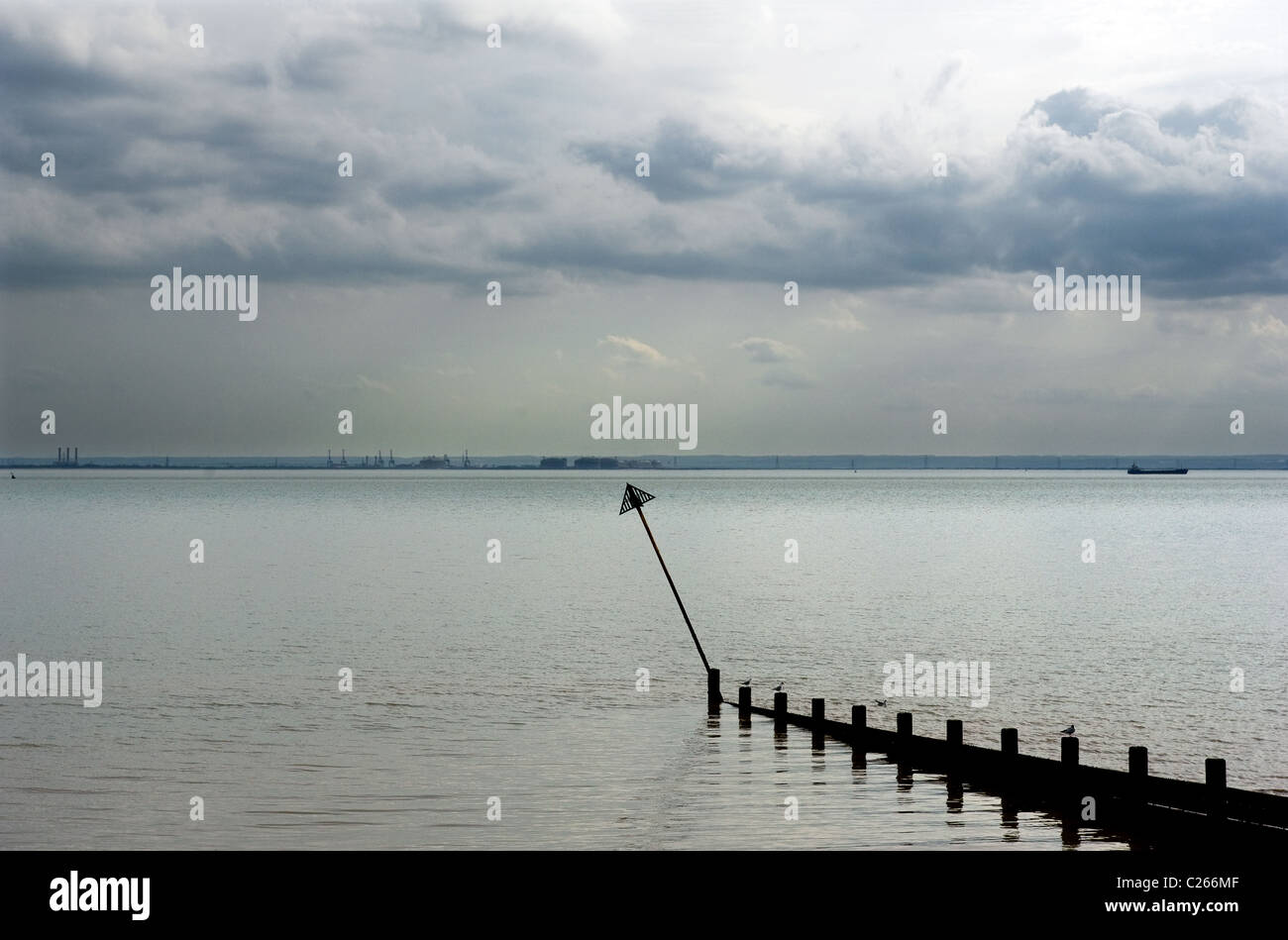 Regenwolken über der Themse-Mündung.  Foto von Gordon Scammell Stockfoto