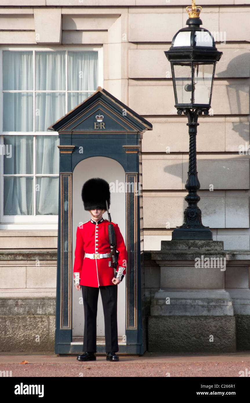 Königinnen schützen marschieren am Buckingham Palace, London, England. Stockfoto