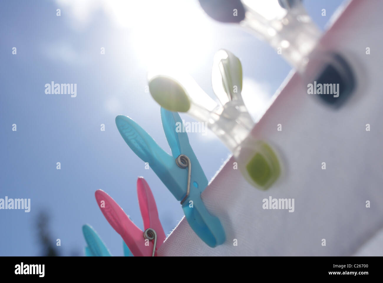 Wäscheklammer auf Linie an einem Sommertag Stockfoto