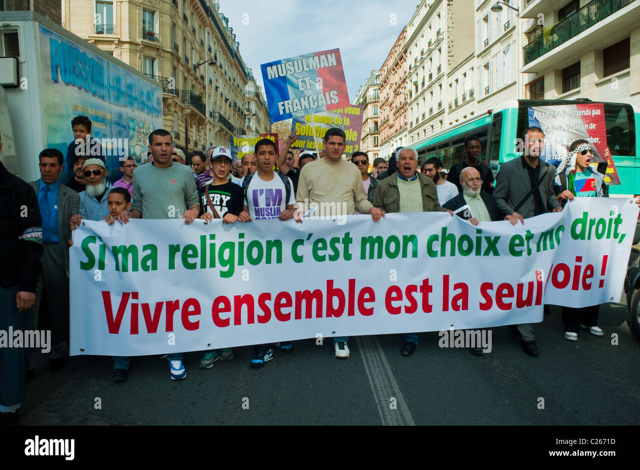 Paris, France, Muslim France, Groups Demonstrating Against Islamophobie, Banner, anti discrimination Crowd Marching Street with Banner Stockfoto