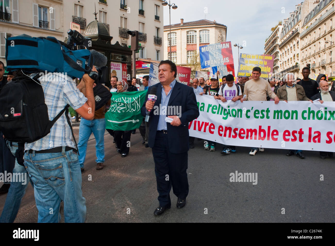 Paris, Frankreich, muslimische Gruppen, die gegen Islamophobie demonstrieren, arabischer Fernsehjournalist, der im Mikrofon spricht, Antidiskriminierung Stockfoto