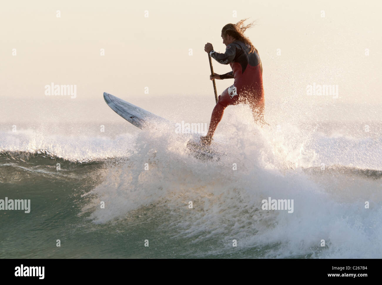 Stehen Sie auf, Paddel Surfen in Tarifa, Cadiz, Andalusien, Spanien. Stockfoto
