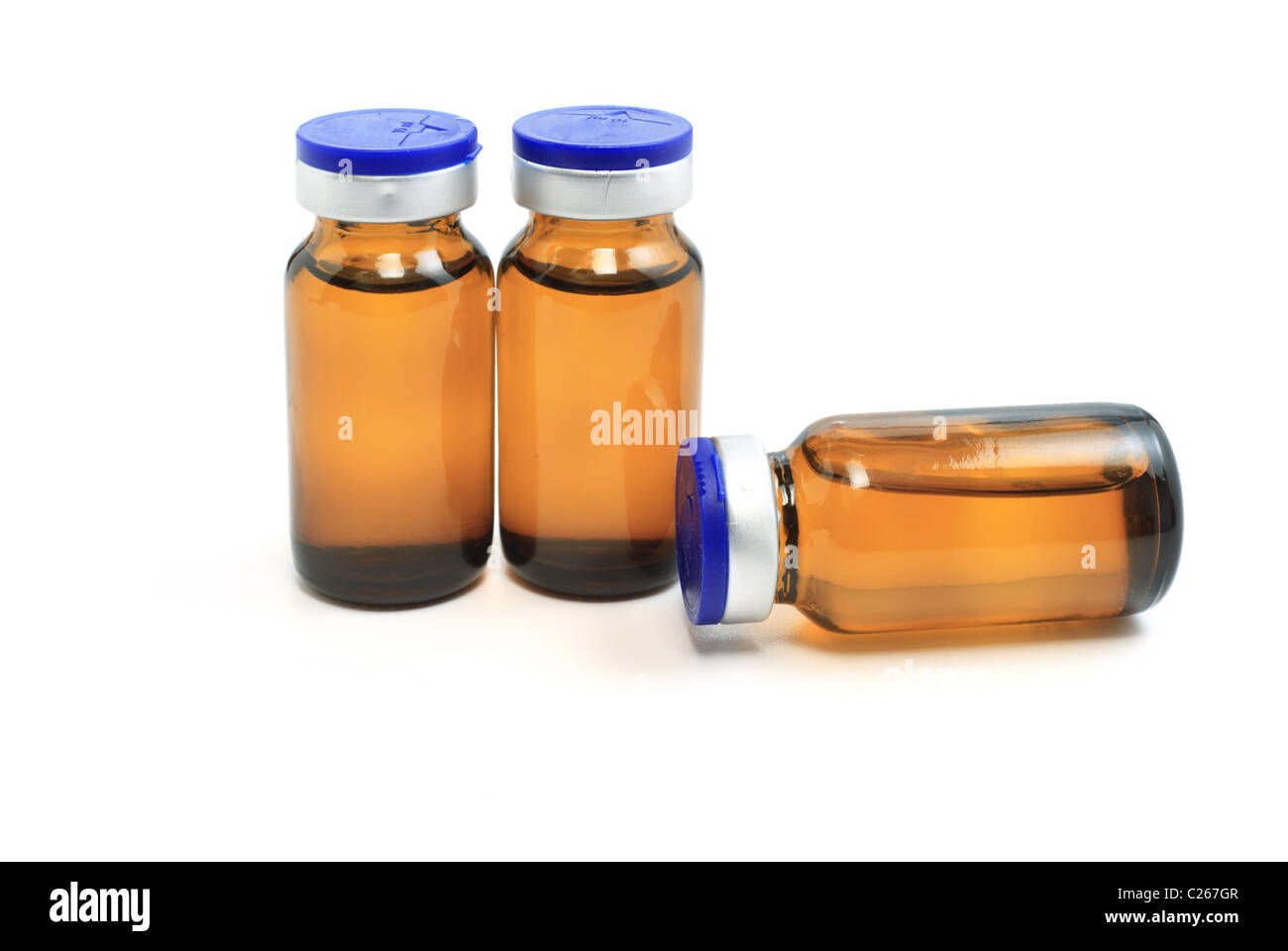 drei Flaschen mit Medizin auf weißem Hintergrund Stockfoto