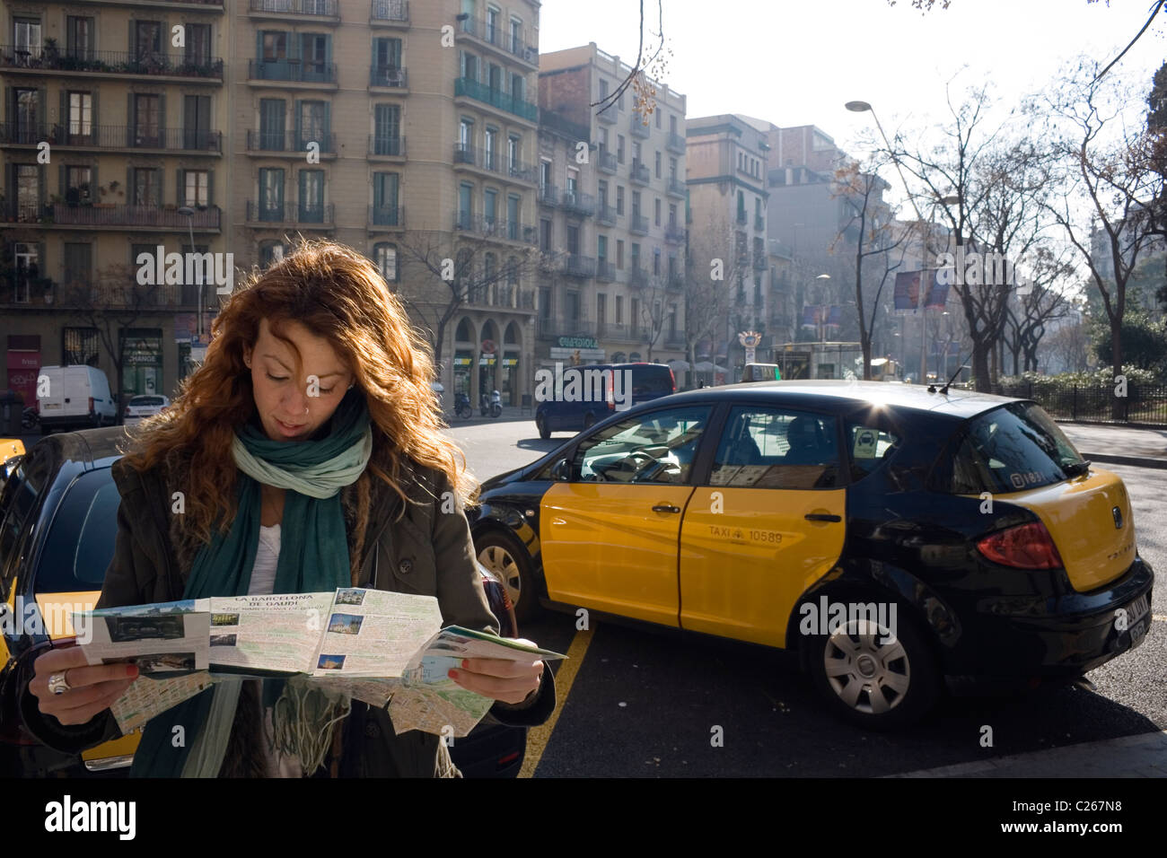 Barcelona, Spanien. Junge Frau Lesung Straßenkarte. Stockfoto