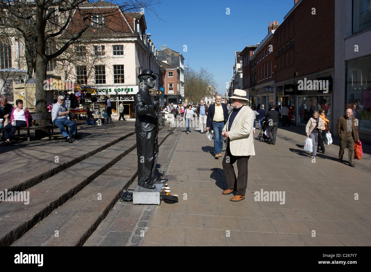 Charlie Chaplin, Straßenkunst, Straßenmusik, Statue, menschliche Aktivität, soziale Interaktion, Norwich, Norfolk, Großbritannien Stockfoto